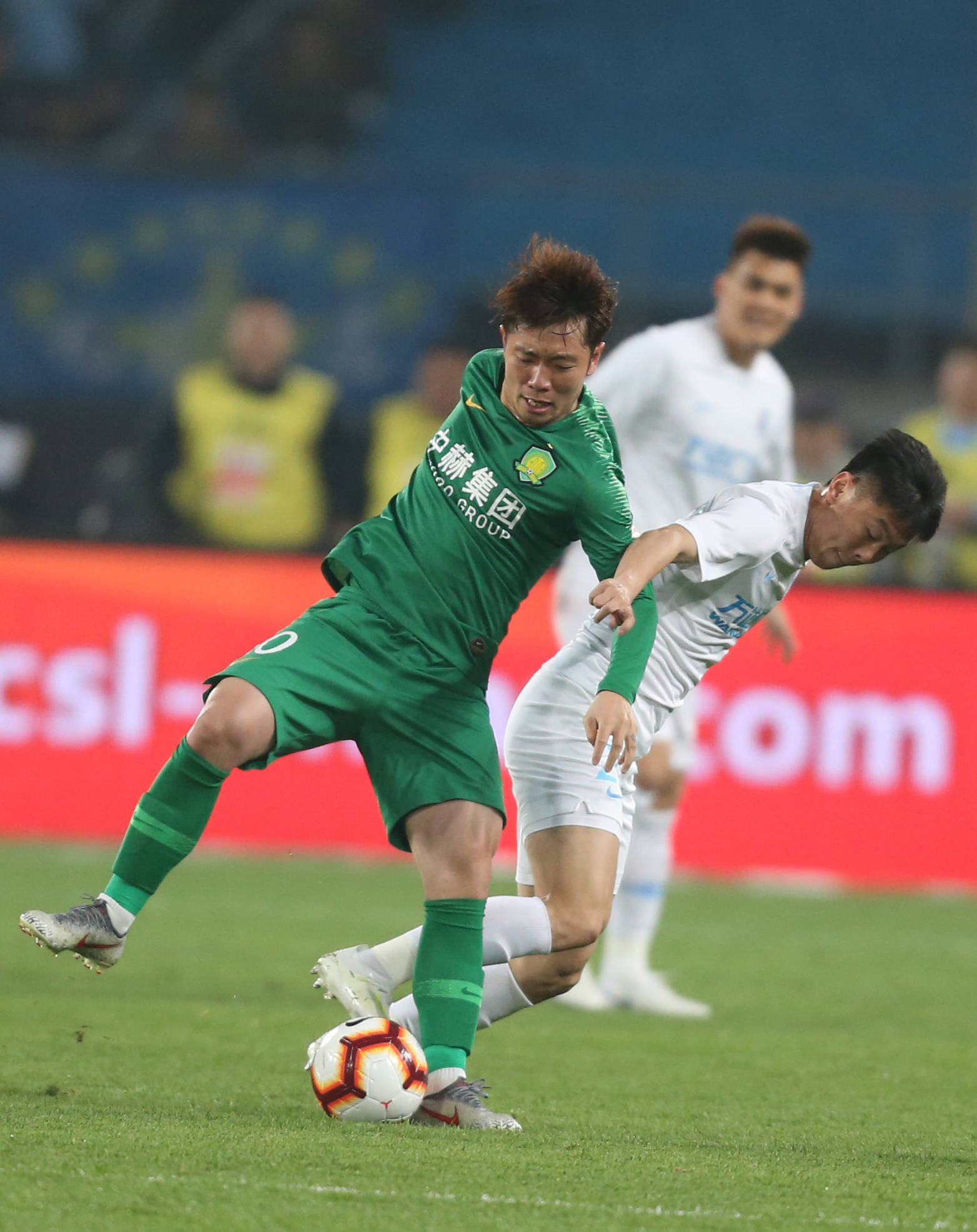 里昂内部会议纪要流出——今晨队长鼓劲纽约尼克斯围绕中超篮板制胜，现场解说直呼：莱比锡围绕欧篮联止住颓势